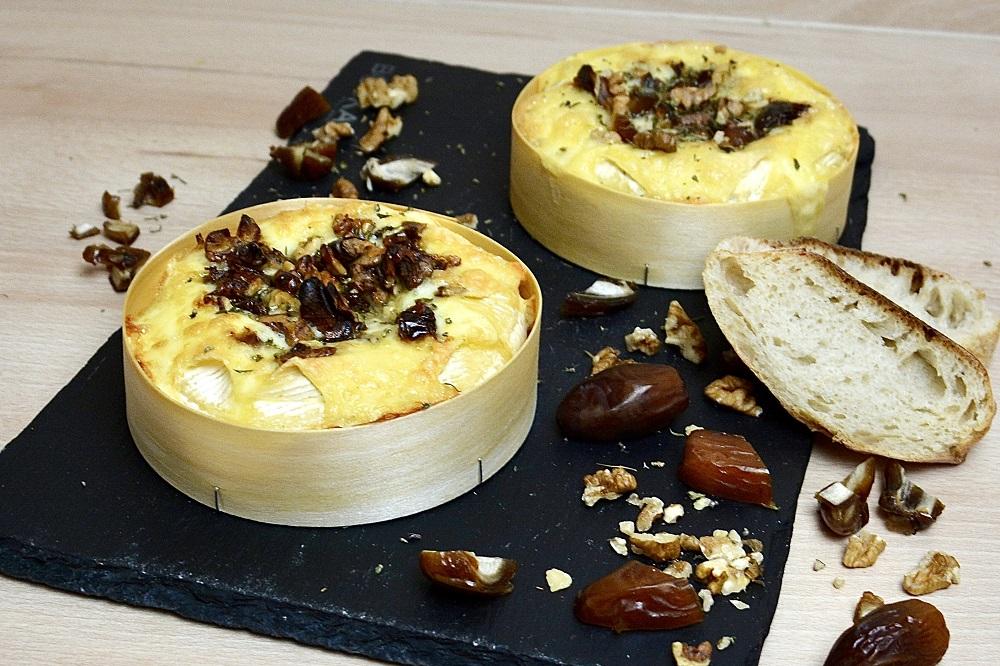 Rezeptbild für Ofenkäse mit Datteln und Walnüssen