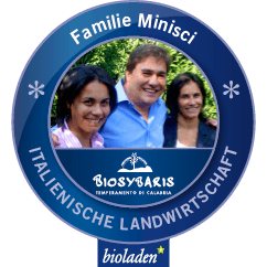 KI generiert: Das Bild zeigt drei lächelnde Personen in einem runden Rahmen mit der Aufschrift "Familie Minisci" und "Italienische Landwirtschaft". Darunter sind die Logos von "Biosybaris" und "bioladen" zu sehen.