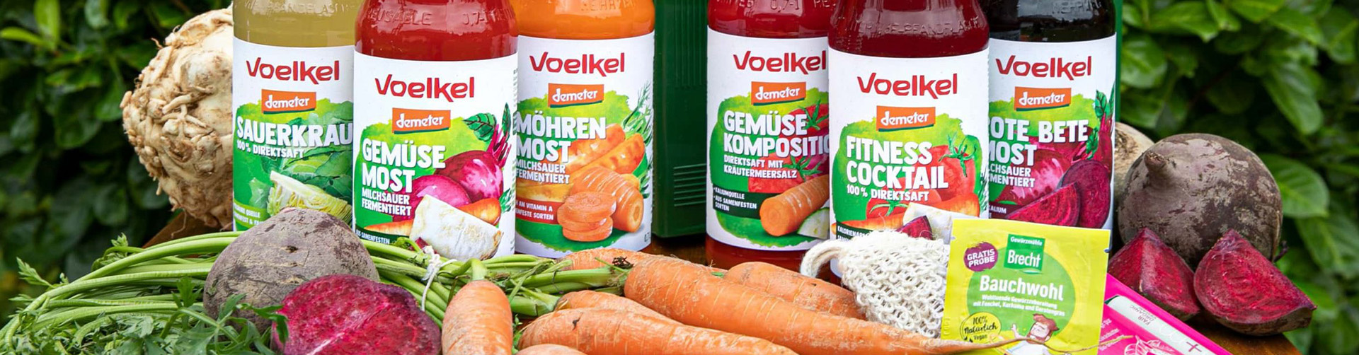 KI generiert: Das Bild wirbt für den "Veganuary" und zeigt eine Auswahl veganer Lebensmittel, darunter frisches Gemüse und verpackte Bio-Produkte. Der Hintergrund ist grün mit ikonischen Darstellungen von Pflanzen und Lebensmitteln.