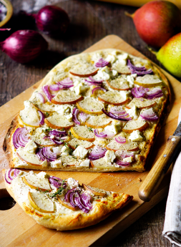 Produktfoto zu Flammkuchen mit Birne, Zwiebel, Feta